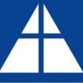 Dreifaltigkeit, in die das Kreuz als grundlegendes christliches Symbol eingeschrieben ist. Das Rechteck um das Dreieck steht für das Irdische mit seinen vier Elementen Wasser, Erde, Luft und Feuer.