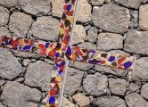 Das Lüneburger ökumenische Scherbenkreuz ist ein Symbol für Heilung, Versöhnung und Frieden.