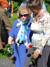 Eva Kor und Bettina Göring trafen sich  im August 2010 in der Gedenkstätte Buchenwald.