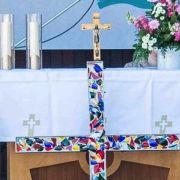 Kreuz, Kerze, Altar