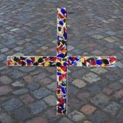 Bild: Scherben-Kreuz von der Versöhnungsandacht der AcKLüneburg am 03.03.2017 St.Stephanus