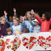 Kinder kommen zurück vom ökumenischen Kindergottesdienst am Pfingstmontag im Kurpark, Gott schenkt uns ein neues Herz und legt einen neuen Geist in uns.