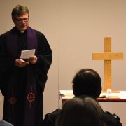 Pastor Ackermann Andacht im DLRG-Heim