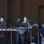 Jugendband von den Baptisten begleitet die Lieder