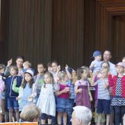 Kinder singen ihr Lied aus dem Kindergottesdienst