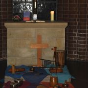 mit Klanginstrumenten den Fürbitten ihren besonderen Klang verleihen.