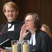 essen mit den Fremden, den Traditionalisten, denen, die alles in Frage stellen, die alles ins Lächerliche ziehen, die nichts mehr mitkriegen, den Andersgläbigen, den Unangepassten?