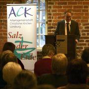 Der Vortragende ist Geschäftsführer der Initiative "Antikriegshaus"