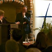 Superintendentin Schmidt dankt dem Referenten und schließt den Abend mit einem Friedensgebet für Europa ab.