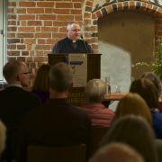 Dechant Menges von St. Marien eröffnet den Abend mit Begrüßung der Gäste und des Referenten im Namen der ACK-Lüneburg, der katholischen und evangelischen Kirchengemeinden.